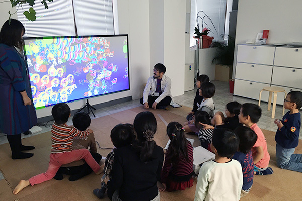 学校でビスケットを教える様子 1