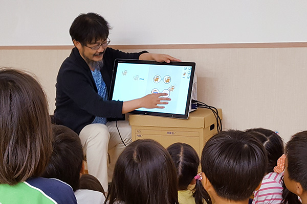 学校でビスケットを教える様子 2