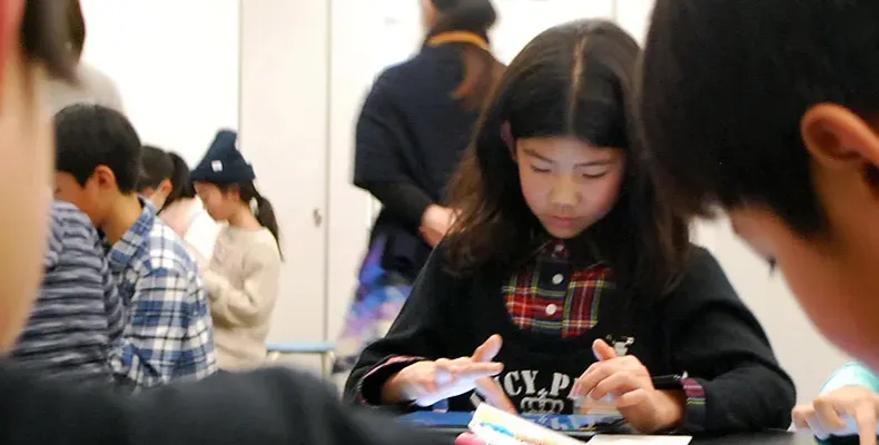 子どもたちがビスケットで作品を作っている様子